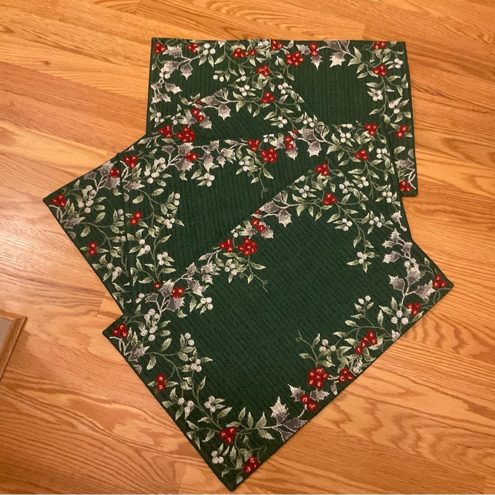 Festive Winterberry Green Placemats with Red and White Floral Design